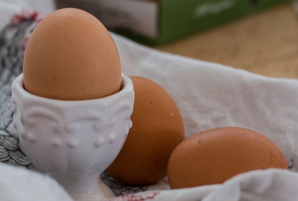 Frische Eier im Eierbecher