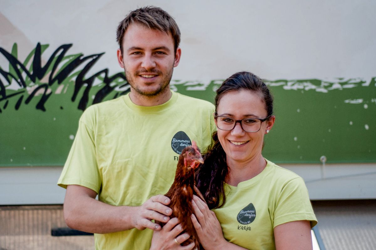 Florian und Katja Stallwitz mit einem Huhn